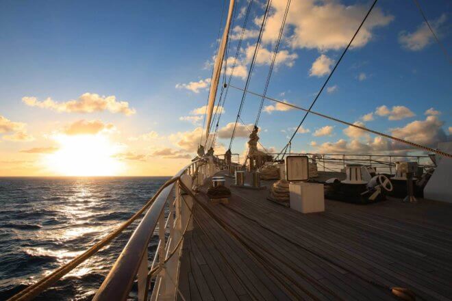 SeaCloud_Kreuzfahrten_SeaCloud2_Sonnenuntergang_Vordeck