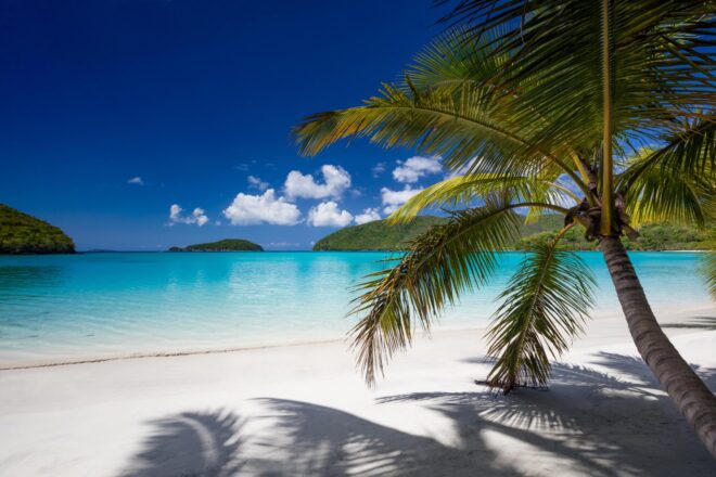 Karibik_US Virgin Islands_St. John_Strand_Maho Bay_iStock_637943088-min